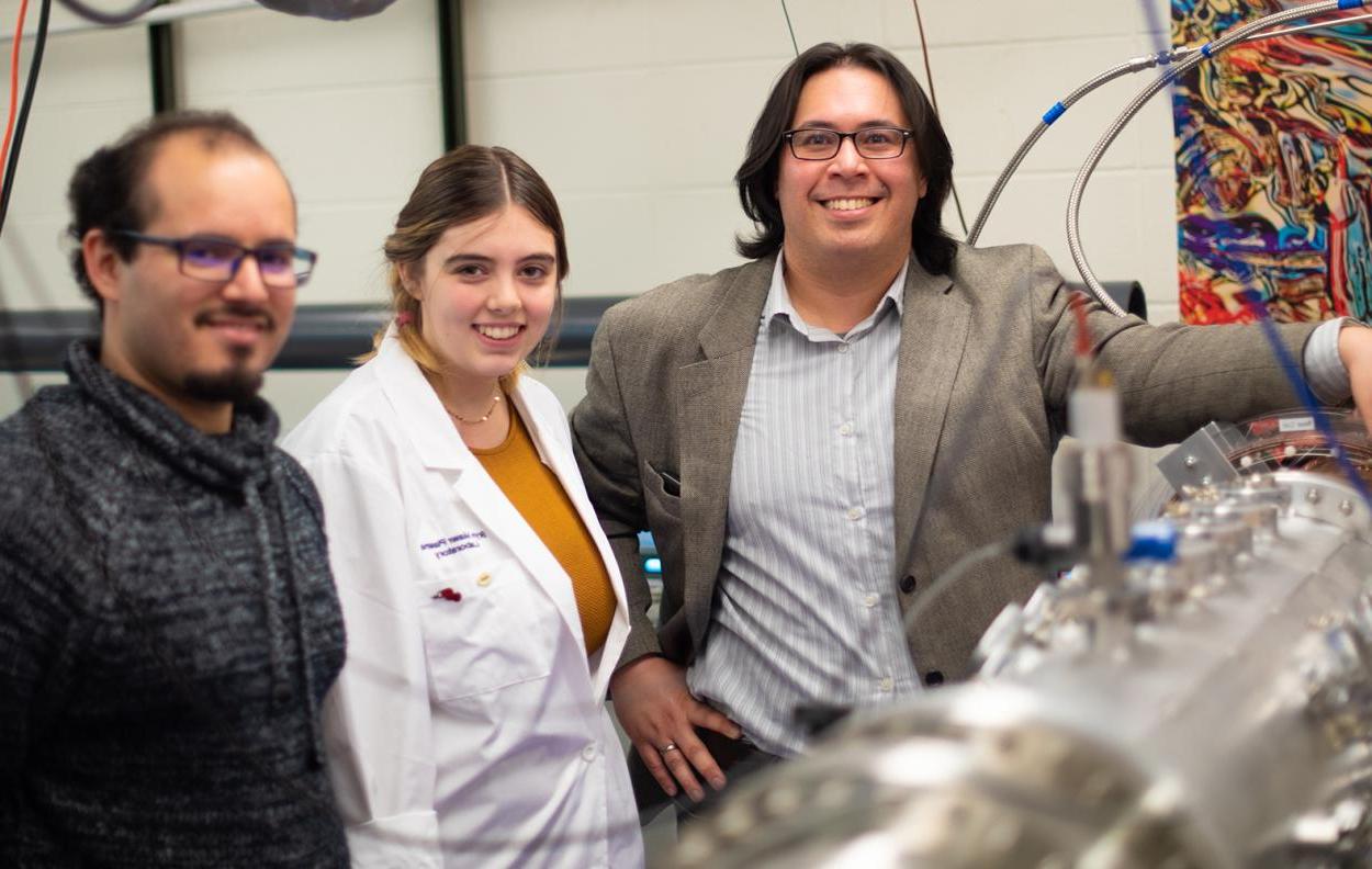 物理学助理教授大卫·沙夫纳(左)，Maise Shepard '20，和博士.D. 候选人Carlos Cartegena
