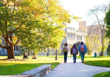 学生在秋天走路